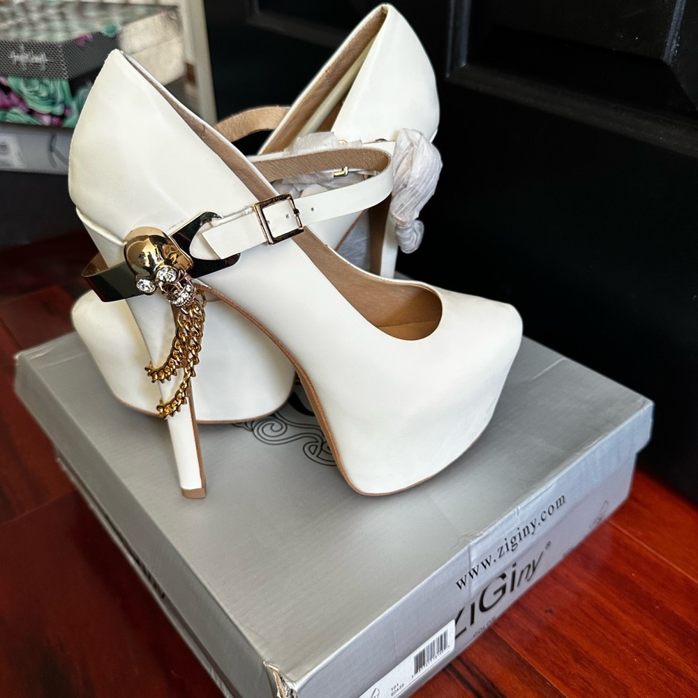 Elegant White Platform Heels with Gold Chain Detail